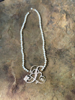Load image into Gallery viewer, Vintage L pearl necklace
