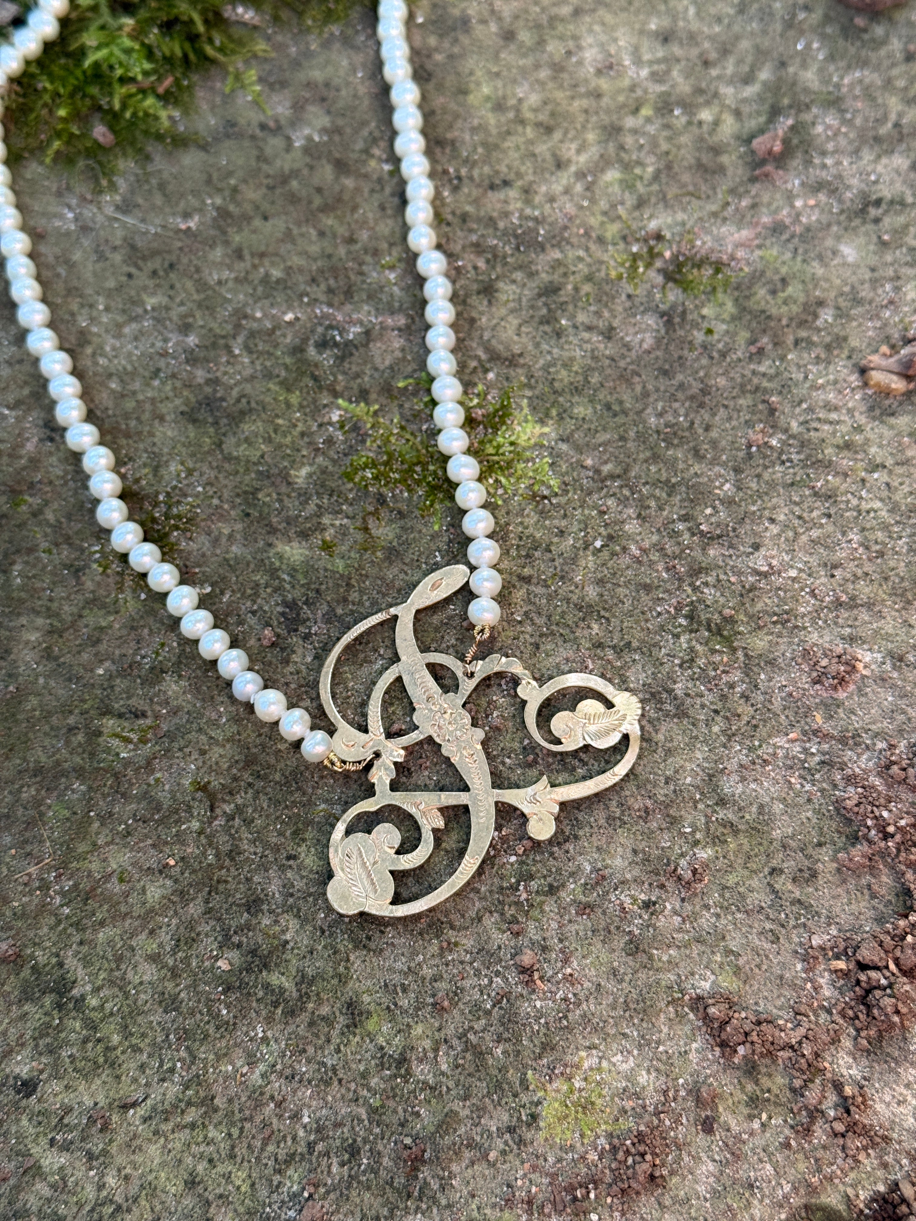 Vintage L pearl necklace